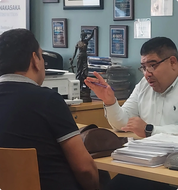 Abogado conversando con un cliente en su oficina