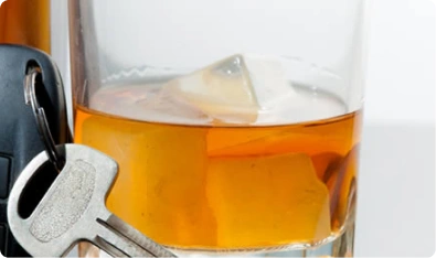 Vaso de whisky con llaves de auto