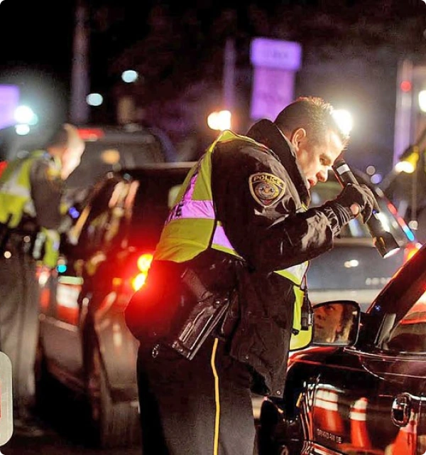 Policía realizando un control vial de noche