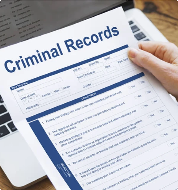 Formulario de registros criminales sobre una laptop