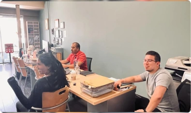 Reunión de personas alrededor de una mesa en una oficina