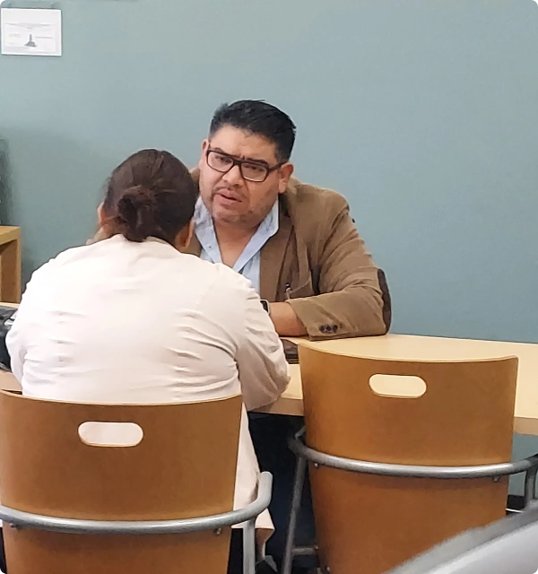Cliente y abogado conversando en una oficina
