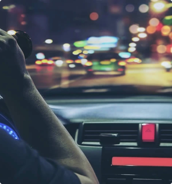 Vista desde el asiento del conductor de noche con luces borrosas