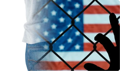 Bandera de Estados Unidos detrás de una valla metálica