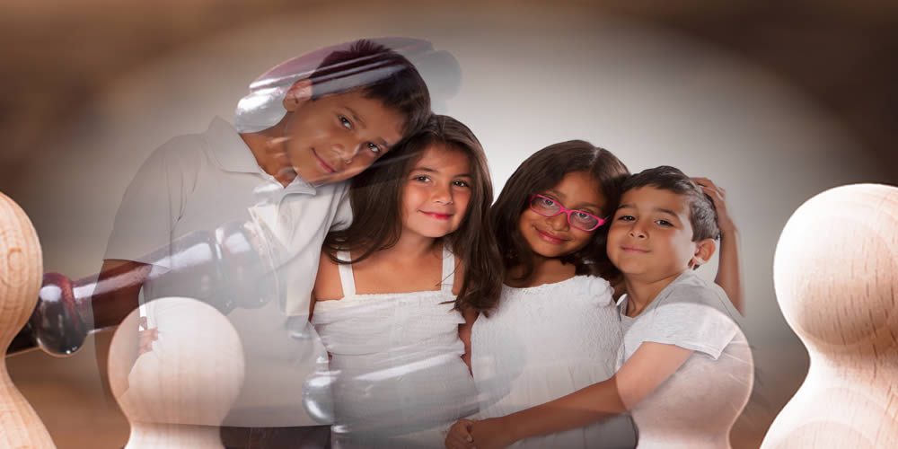 Familia sonriente rodeada de figuras de madera