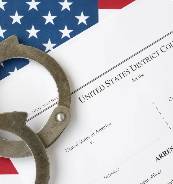 Documento del Tribunal de Distrito de Estados Unidos con esposas y una bandera