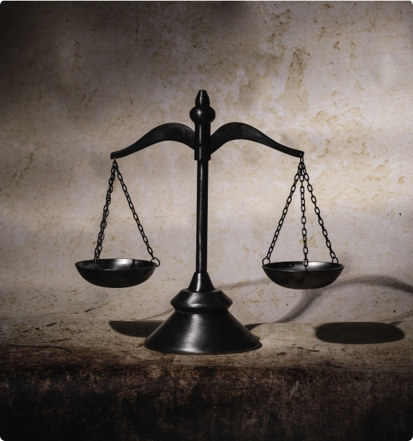 Balanza de la justicia sobre un fondo oscuro