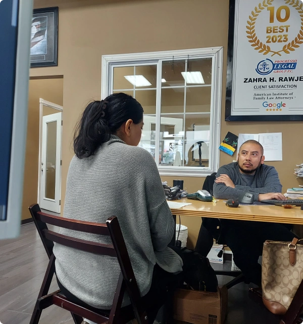 Abogada y cliente conversando en una oficina