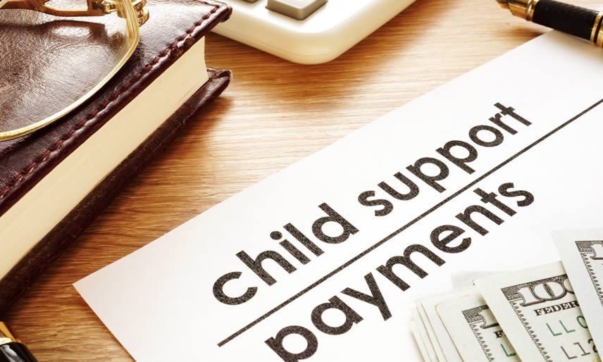 Documento con las palabras child support payments sobre un escritorio