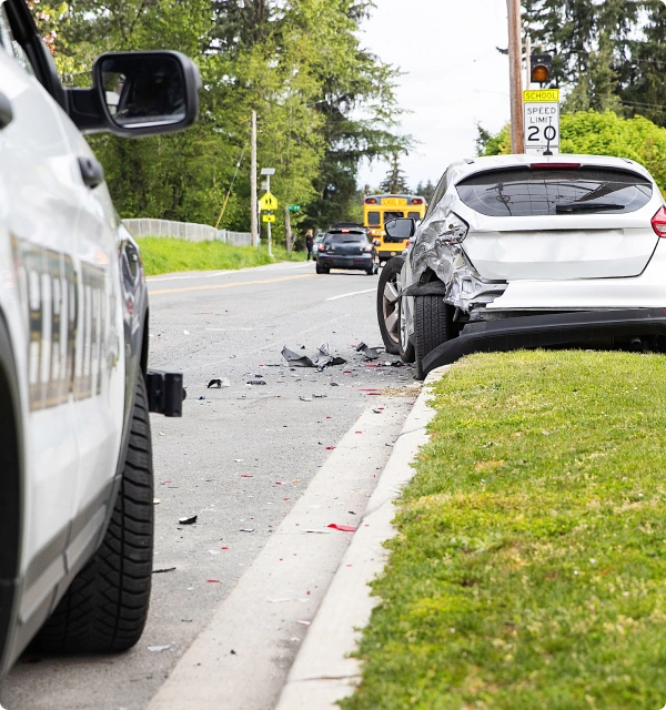 Patrulla y auto dañado tras un choque en la calle
