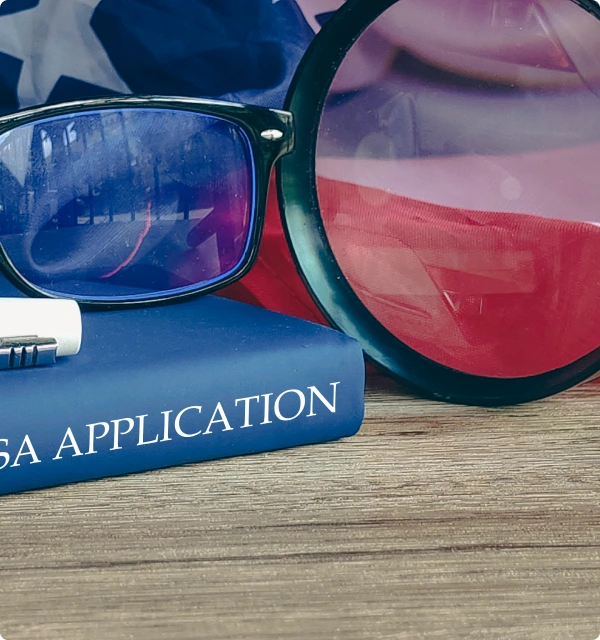 Solicitud migratoria junto a unos lentes sobre un escritorio