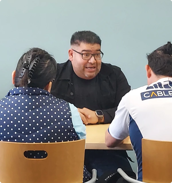 Abogado atendiendo a clientes en una mesa