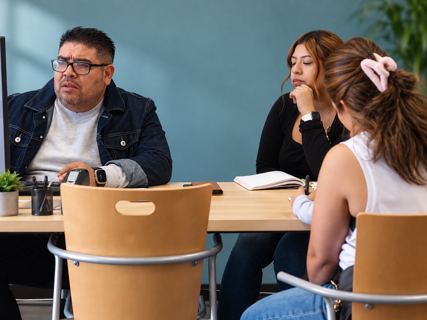 Familia hablando con un abogado en la oficina