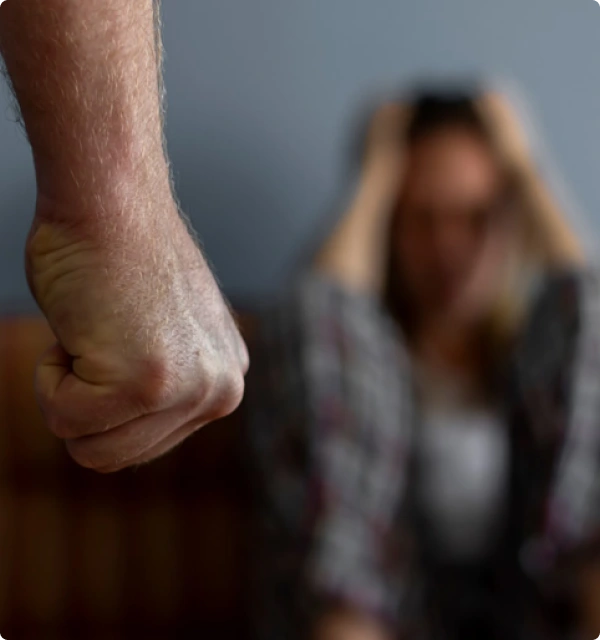 Mujer angustiada con la mano en la cabeza y un puño cerrado en primer plano