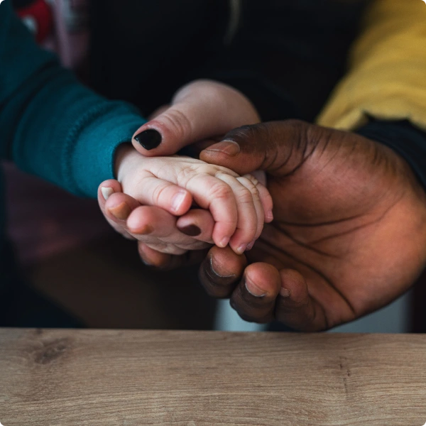 Manos de dos personas unidas sobre una mesa