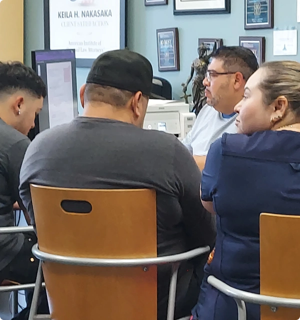 Abogados atendiendo a clientes en una oficina