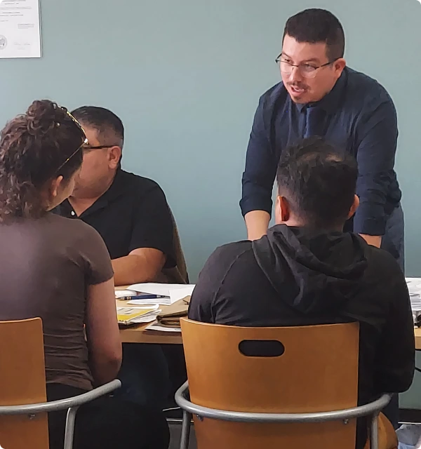 Abogado hablando con clientes alrededor de una mesa
