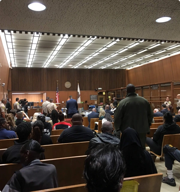 Sala de audiencias llena de personas