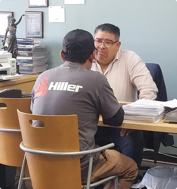 Cliente y abogado conversando en un escritorio