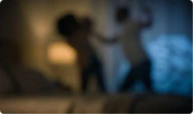 Escena borrosa de una discusión entre dos personas
