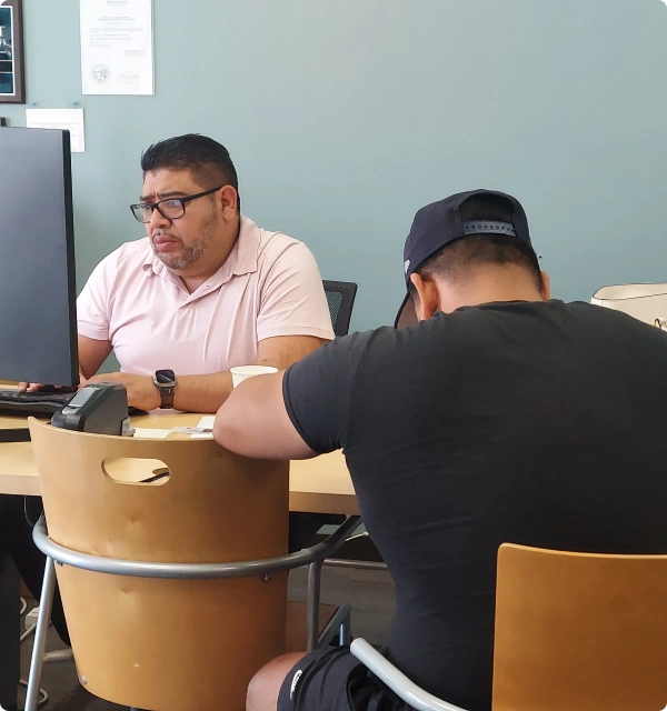 Abogado con clientes en una oficina