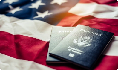 Pasaporte sobre una bandera de Estados Unidos