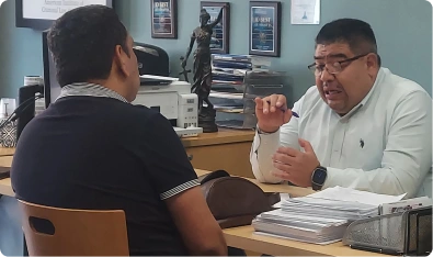 Abogado conversando con un cliente en su escritorio