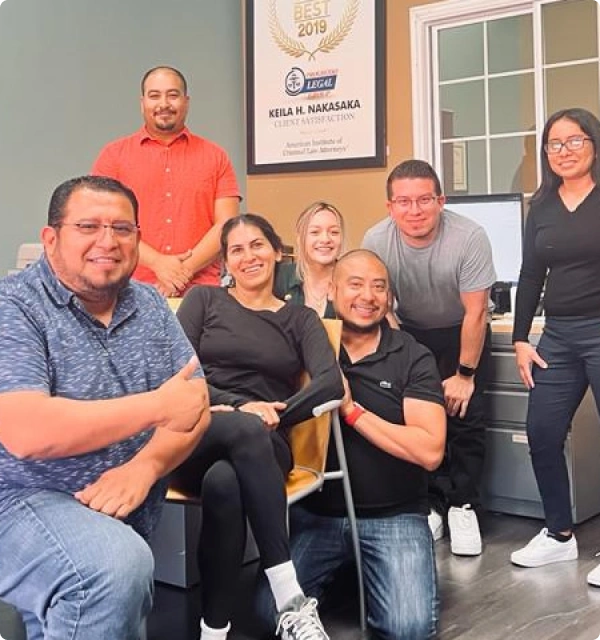 Grupo de personas sonriendo en una oficina