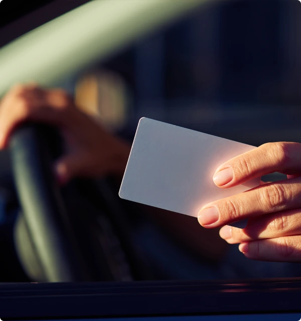 Mano entregando una tarjeta de identificación al volante