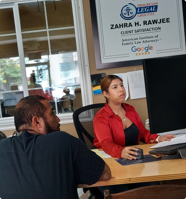 Abogadas atendiendo a un cliente en una oficina
