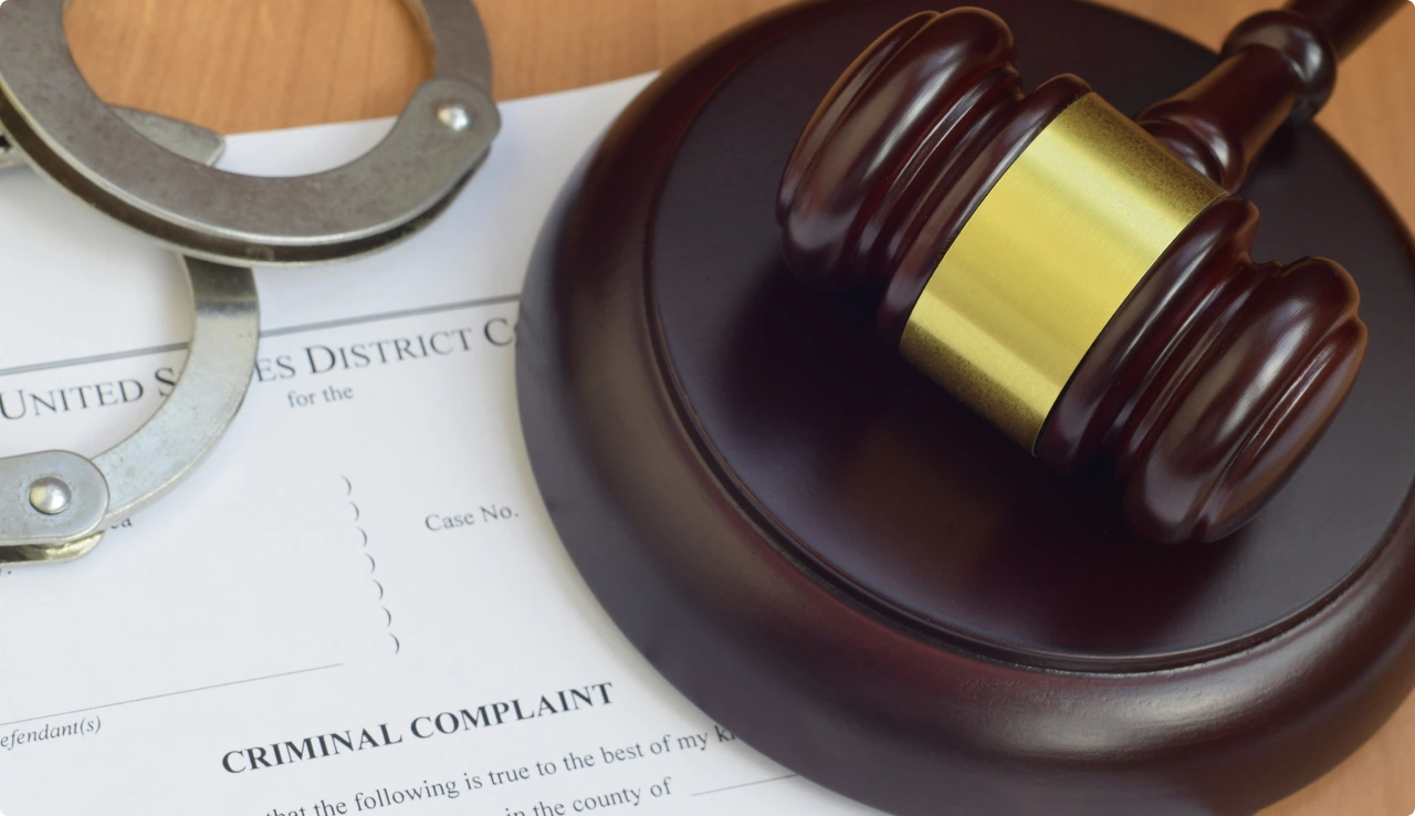 Esposas y mazo de juez sobre un documento legal
