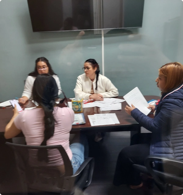 Reunión de abogados y clientes en una sala de juntas