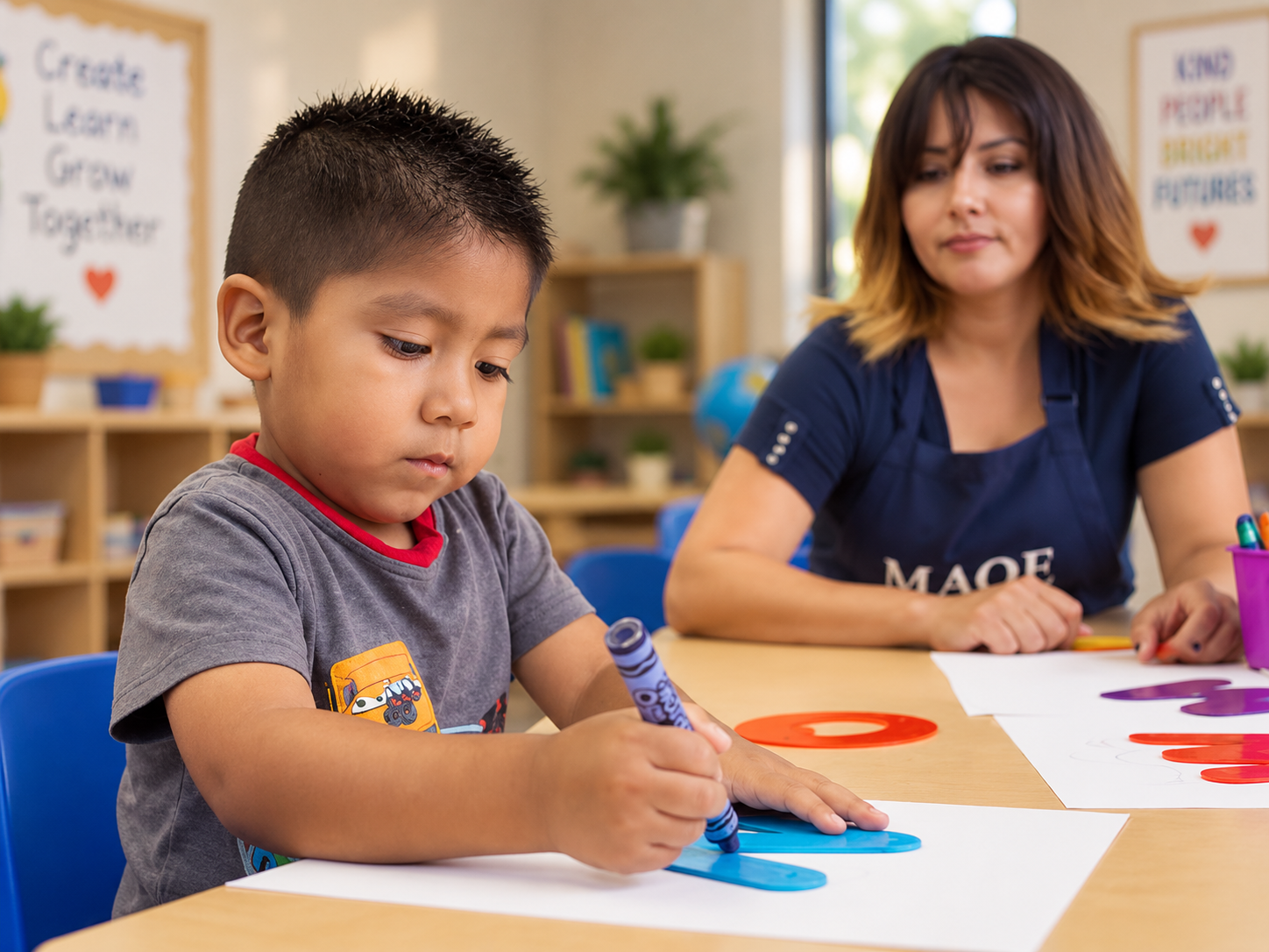 Niño dibujando junto a una mujer en una mesa
