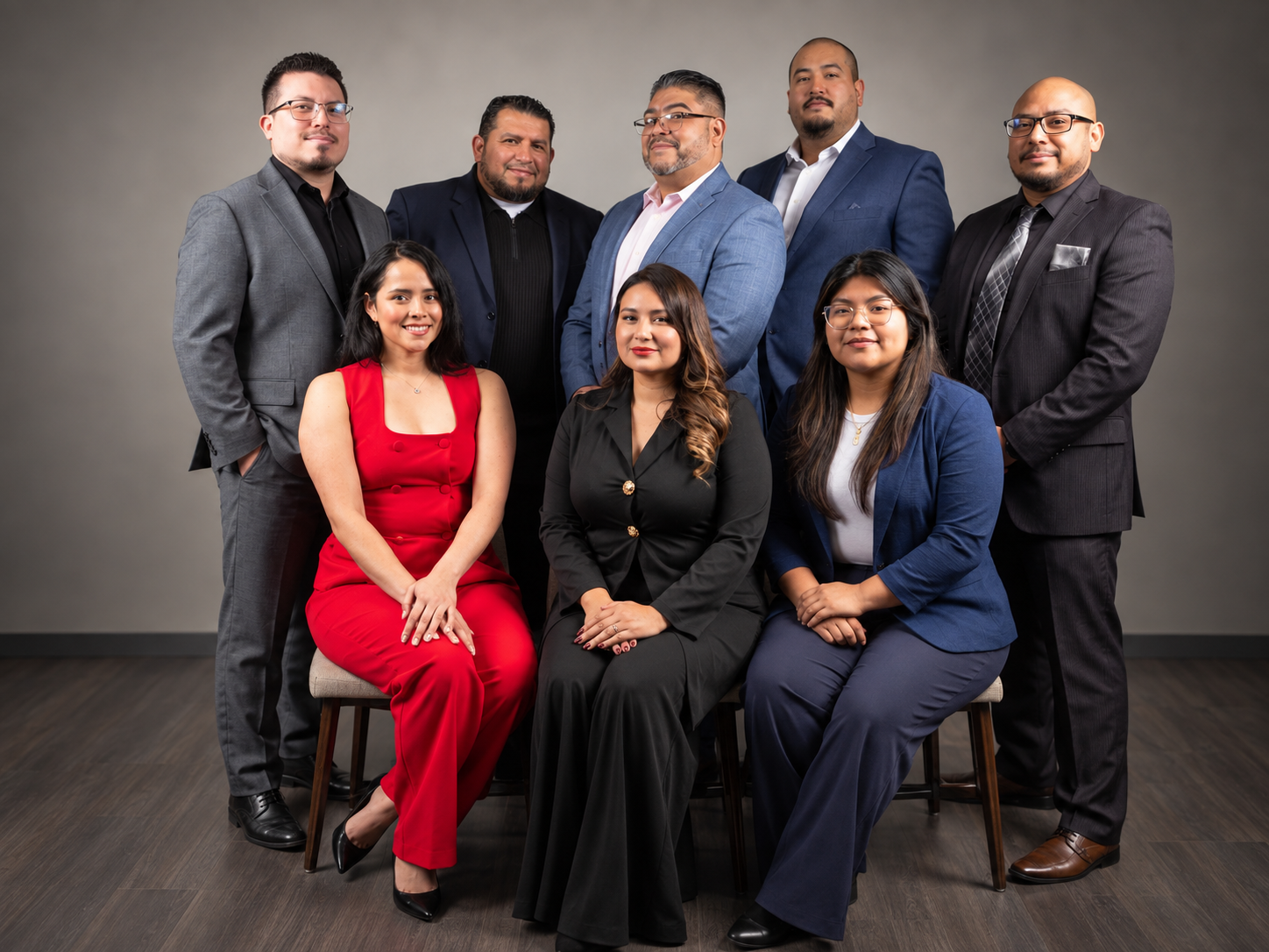 Equipo de abogados y personal de Progresso Legal Group posando juntos