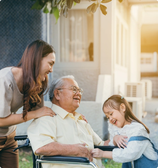 Abuelo en silla de ruedas con su familia sonriendo