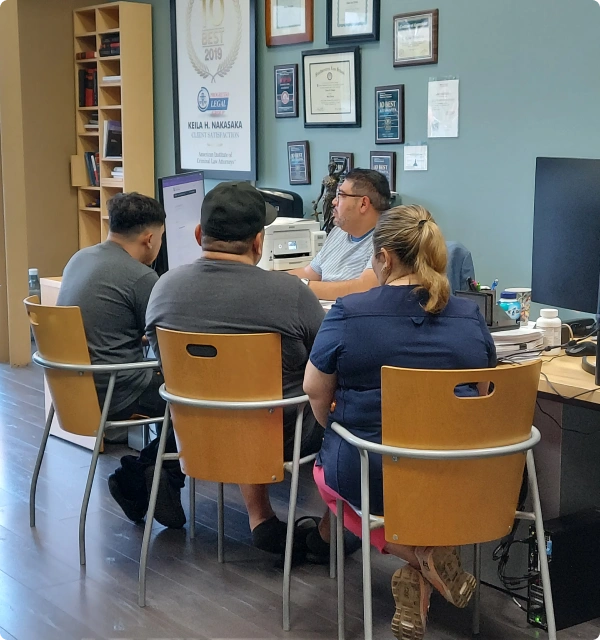 Equipo y clientes reunidos en una oficina