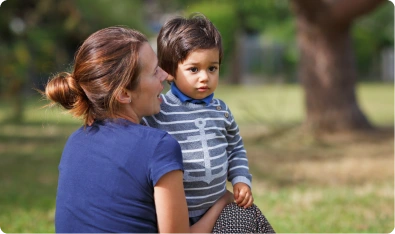 Madre con su hijo pequeño en el parque