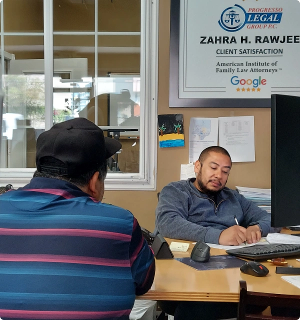 Abogado atendiendo a un cliente en su escritorio