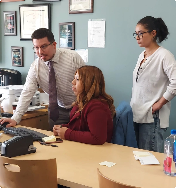 Abogados atendiendo a una clienta en una oficina
