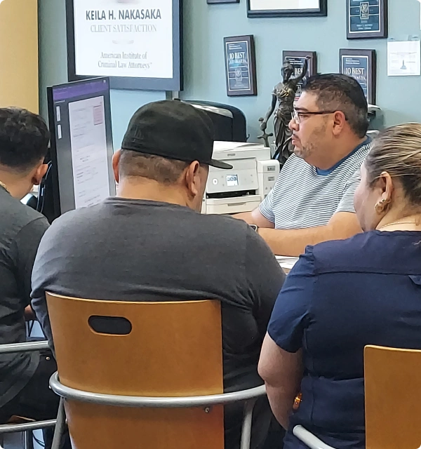 Clientes conversando con un abogado en una oficina