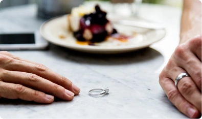 Anillo de matrimonio sobre una mesa junto a un postre