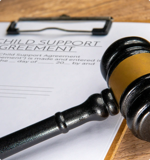 Acuerdo de child support con un mazo de juez sobre una carpeta