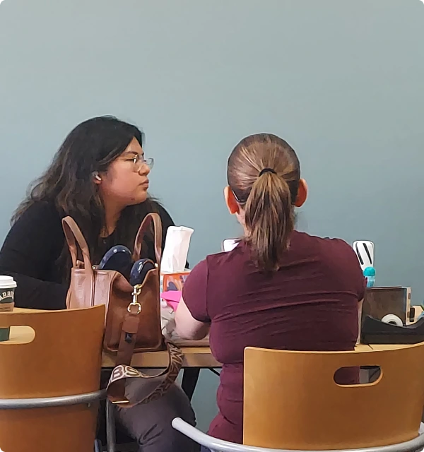 Clientas hablando con una abogada en la oficina
