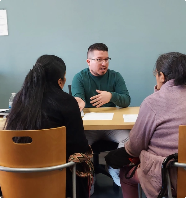 Abogado con clientes alrededor de una mesa