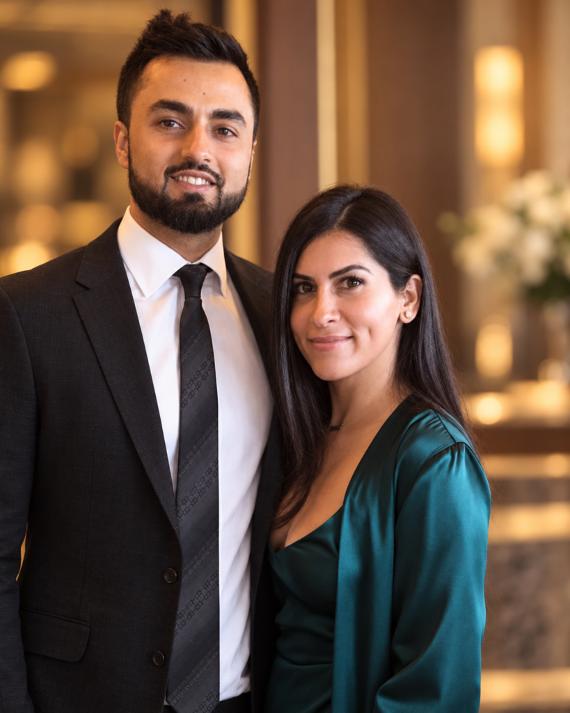 Zahra Rawjee junto a un hombre de traje